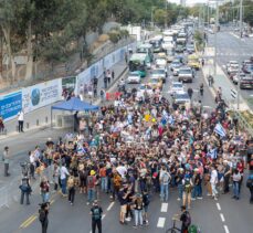 Gazze’deki İsrailli esirlerin aileleri, esir takası talebiyle Tel Aviv’den Batı Kudüs’e yürüyor