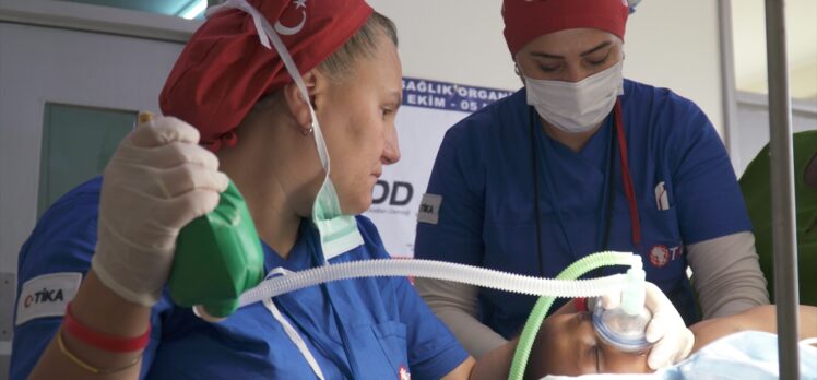 Gönüllü Türk sağlık ekibi, Ugandalılara hizmet veriyor