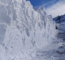 Hakkari'de ekipler kardan kapanan üs bölgesi yolunu 3 günde açabildi