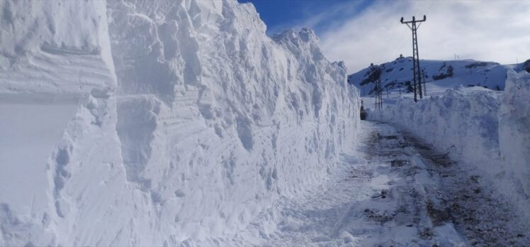 Hakkari'de ekipler kardan kapanan üs bölgesi yolunu 3 günde açabildi