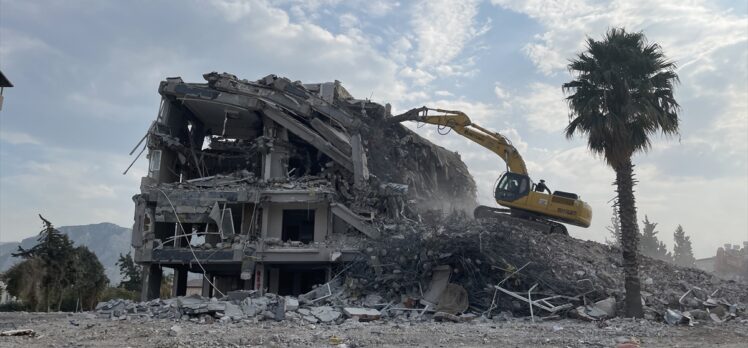 Hatay'da ağır hasarlı 3 bina kontrollü yıkıldı