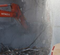 Hatay'da depremlerde hasar alan kaymakamlık binası kontrollü yıkıldı
