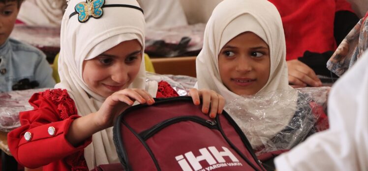 İHH'dan 6 bin 500 öğrenciye okul çantası ve kırtasiye desteği