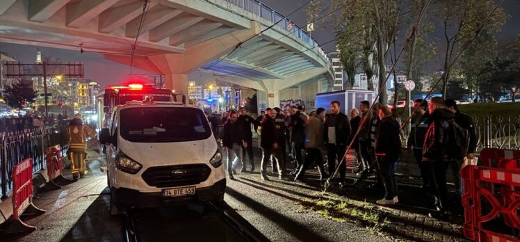 GÜNCELLEME- İstanbul'da tramvay yoluna giren araç nedeniyle aksayan seferler normale döndü