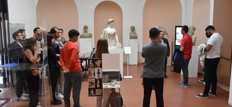 İtalya'daki Türk öğrenciler, Atatürk'ün ilk heykellerini yapan Pietro Canonica'nın müze evini gezdi