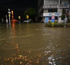 GÜNCELLEME – İzmir'de deniz taştı, sokaklar su altında kaldı