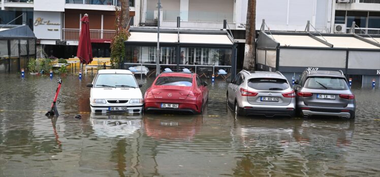 GÜNCELLEME 2 – İzmir'de deniz taştı, sokaklar su altında kaldı