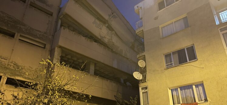 İzmir'de kontrollü yıkım sırasında çöken binanın yanındaki 3 apartman tedbir amaçlı tahliye edildi