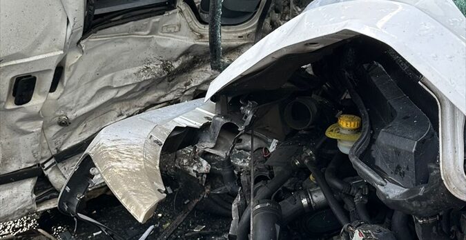 Kağıthane'de servis aracı ile panelvanın çarpışması sonucu 8 kişi yaralandı