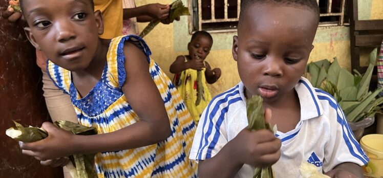 Kamerun'da temel gıda maddesi “manyok çubuğu” asırlardır sofraların vazgeçilmezi