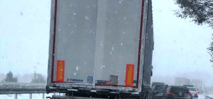 Karabük-Bolu kara yolunda kar yağışı nedeniyle ulaşımda aksamalar yaşanıyor