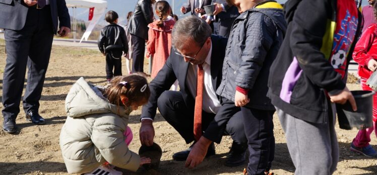 Karabük'te depremzede çocuklar tohum toplarını doğayla buluşturdu