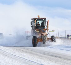 Kars-Iğdır kara yolunda kar, tipi ve sis nedeniyle ulaşım güçlükle sağlanıyor