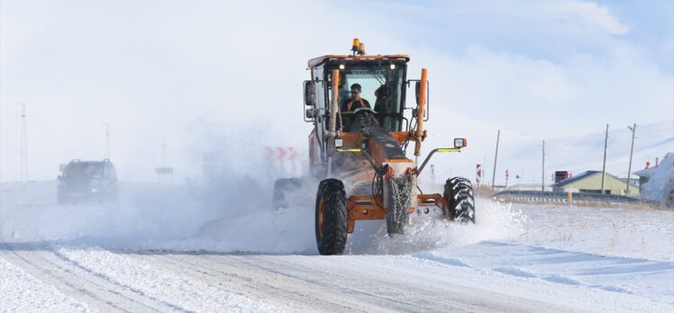 Kars-Iğdır kara yolunda kar, tipi ve sis nedeniyle ulaşım güçlükle sağlanıyor
