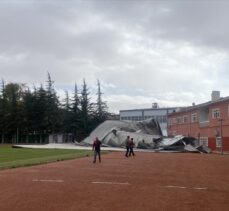 Kırşehir'de kuvvetli rüzgar nedeniyle kopan çatı stadın atletizm pistine düştü