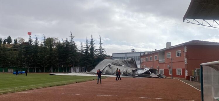 Kırşehir'de kuvvetli rüzgar nedeniyle kopan çatı stadın atletizm pistine düştü