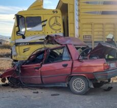 Konya'da otomobil ile kamyonun çarpıştığı kazada 2 kişi öldü, 1 kişi yaralandı