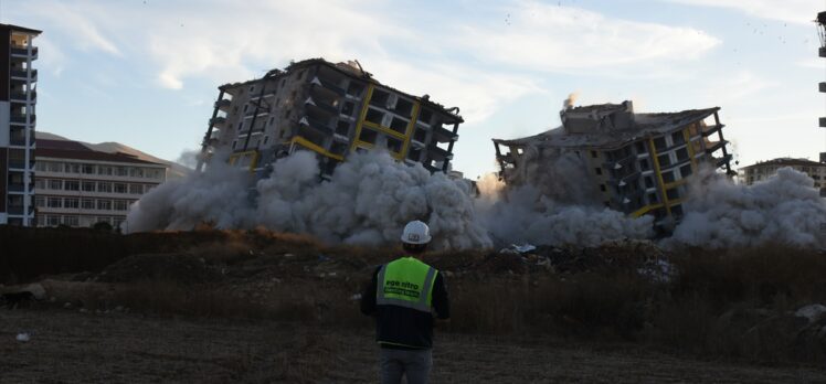 Malatya'da ağır hasarlı iki bina patlayıcı kullanılarak yıkıldı
