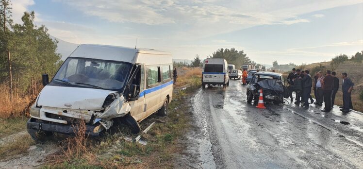 Manisa'da minibüsle otomobilin çarpışması sonucu 7 kişi yaralandı