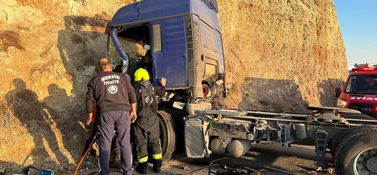 Mersin'de kaza yapan tırda sıkışan sürücü itfaiye ekiplerince kurtarıldı