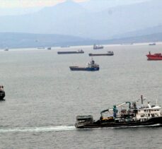 Meteorolojinin fırtına uyarısı üzerine yük gemileri Sinop'un doğal limanına demirledi