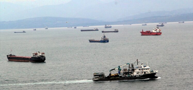 Meteorolojinin fırtına uyarısı üzerine yük gemileri Sinop'un doğal limanına demirledi