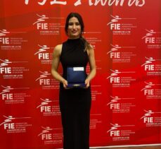 Milli eskrimci Nisanur Erbil, FIE Genel Kurulunda klasman birinciliği ödülünü aldı