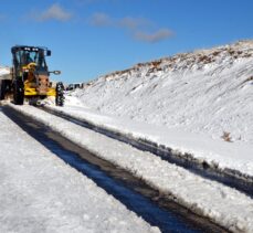 Muş'ta ekipler, yüksek kesimlerdeki yollarda kar temizleme çalışması yaptı