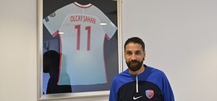 Olcay Şahan, Ankaraspor'da genç futbolculara tecrübelerini aktarıyor