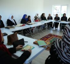 Ordu'da kadınlar köy yaşam merkezindeki kursta Kur'an-ı Kerim öğreniyor