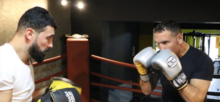 Rocky filmlerinden etkilenerek boksa başlayan Türk sporcunun dünya şampiyonluğuna uzanan öyküsü
