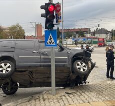 Samsun'da hafif ticari araç ile otomobil çarpıştı, 2'si polis 4 kişi yaralandı