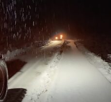Siirt-Şırnak kara yolunda kar nedeniyle yolda kalan araçlar kurtarıldı