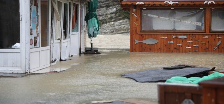 İstanbul'da yağış ve fırtına hayatı olumsuz etkiliyor