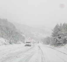 Sivas'ta Geminbeli Geçidi'nde kar yağışı etkili oluyor