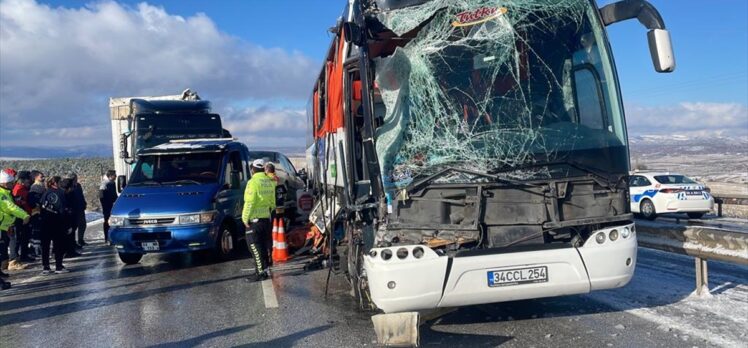 Sivas'ta yolcu otobüsü ile tırın çarpıştığı kazada 1 kişi öldü, 2 kişi yaralandı