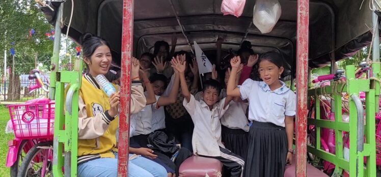 TİKA'dan ulaşımın ciddi zorluk haline geldiği Kamboçya'daki öğrencilere 300 bisiklet hibesi