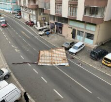 Trabzon'da bir kişi rüzgarda savrulan çatının altında kalmaktan son anda kurtuldu