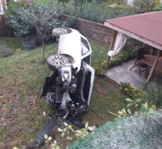 Üsküdar'da otomobil 4 metre yükseklikten bahçeye düştü