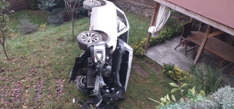 Üsküdar'da otomobil 4 metre yükseklikten bahçeye düştü