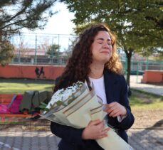 Van'da öğrenci ve velilerden öğretmenleri duygulandıran kutlama