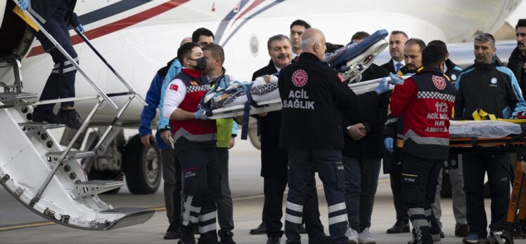 Sağlık Bakanı Koca, ambulans uçakla Türkiye'ye getirilen yaralı Gazzeli çocukları karşıladı: