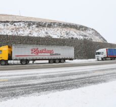 Yoğun kar ve tipi nedeniyle Kars-Ardahan kara yolunda ulaşım güçlükle sağlanıyor