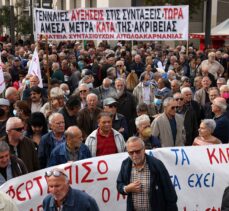 Yunanistan'da emekliler maaş zammı istedikleri eylemde Filistin'e destek mesajı verdi