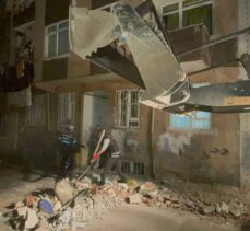 Zeytinburnu'nda terası kısmen çöken bina boşaltıldı