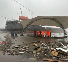 Zonguldak'ta fırtına nedeniyle ikiye bölünen geminin personeli tahliye edildi