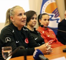 A Milli Kadın Futbol Takımı'nın teknik heyeti ve oyuncuları, öğrencilerle buluştu