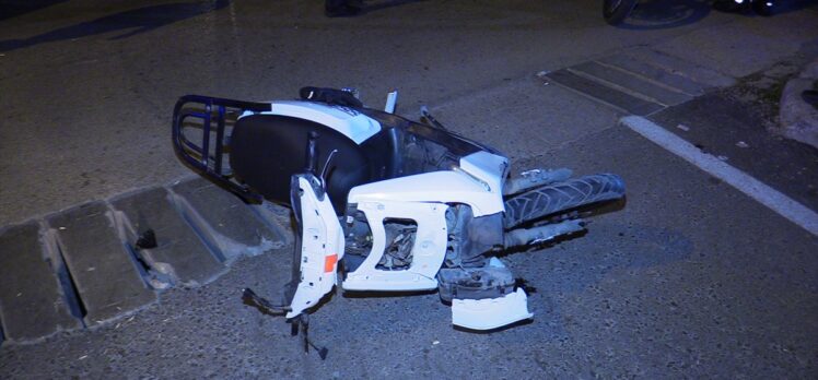 Adana'da elektrikli motosiklet ile polis motosikletin çarpıştığı kazada 1'i polis 2 kişi yaralandı
