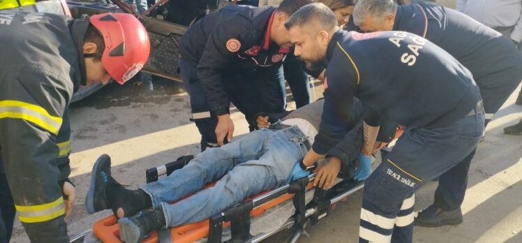 Adana'da refüje çarpan otomobilde sıkışan sürücü itfaiye ekiplerince kurtarıldı