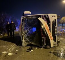 Afyonkarahisar'da midibüsün devrilmesi sonucu 14 kişi yaralandı